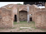 06478 ostia - regio iv - insula v - schola del traiano (iv,v,15) and domus (iv,v,16) - raum (d4) - bli ri westen - 09-2023.jpg